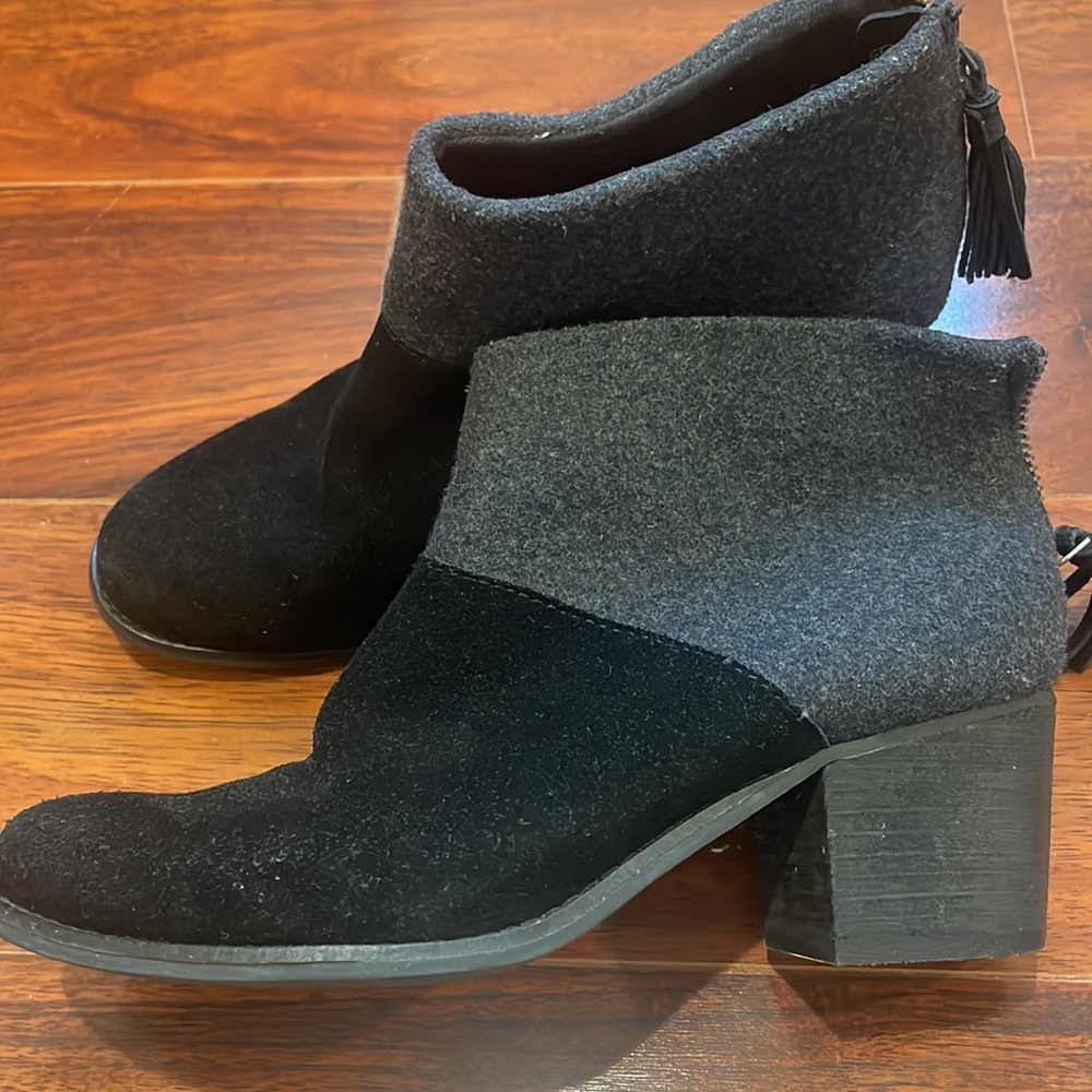 TOMS Ankle booties- Size 6.5- excellent used condition- black and gray - Picture 2 of 7